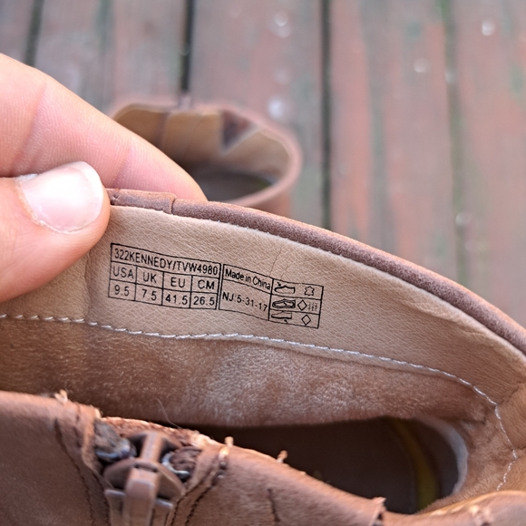 Vionic booties 9.5 - Picture 7 of 8